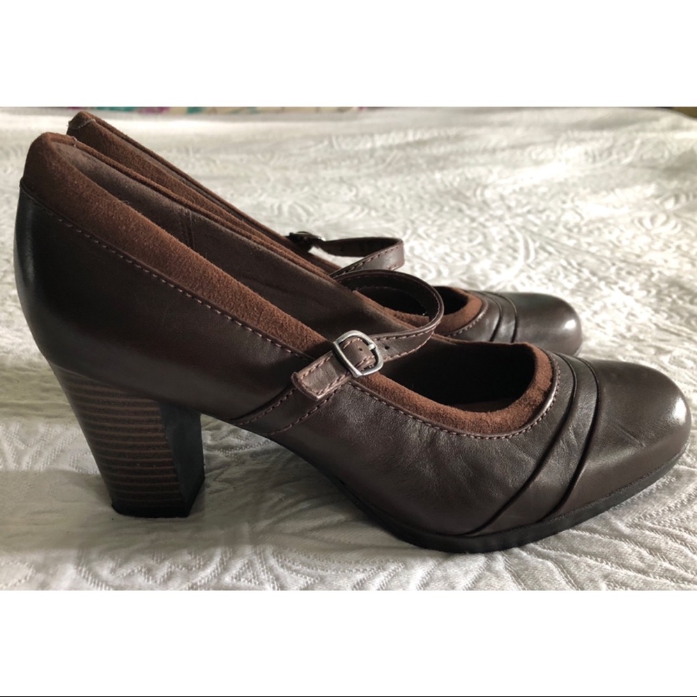 Clarks Brown Leather Mary Jane Pumps